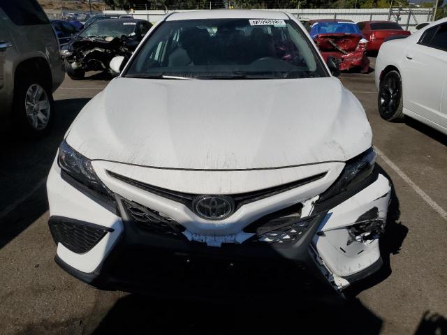 4T1G11AK6PU757324 - 2023 TOYOTA CAMRY SE NIGHT SHADE WHITE photo 5