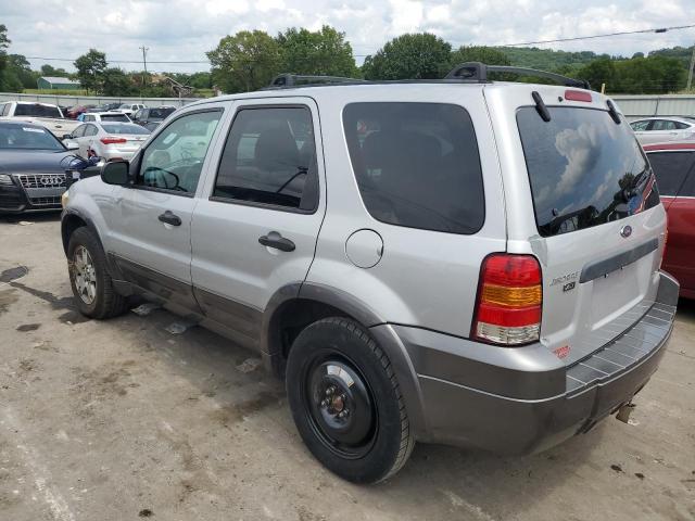 1FMYU93145KB48918 - 2005 FORD ESCAPE XLT SILVER photo 2