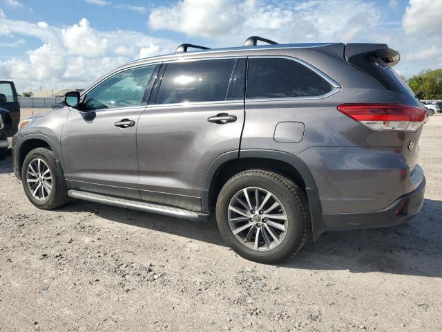 5TDKZRFH4KS555730 - 2019 TOYOTA HIGHLANDER SE GRAY photo 2