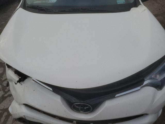 JTMBFREV5JJ735522 - 2018 TOYOTA RAV4 LE WHITE photo 12