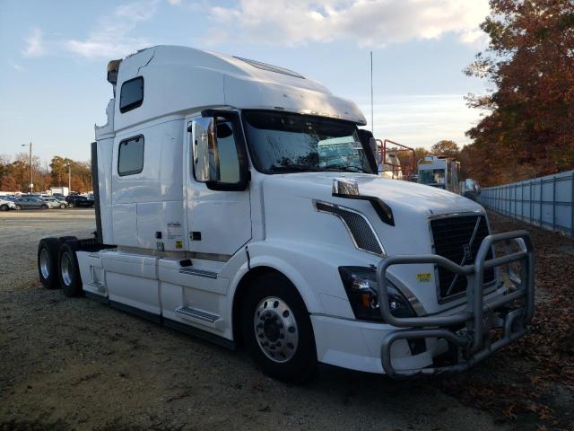 4V4NC9TJ9FN919808 - 2015 VOLVO VN VNL WHITE photo 1