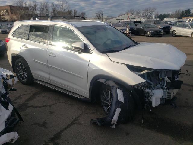 5TDJZRFH5JS857084 - 2018 TOYOTA HIGHLANDER SE WHITE photo 4