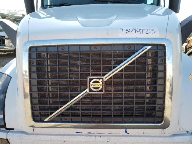 4V4NC9EH2JN896729 - 2018 VOLVO VN VNL WHITE photo 7