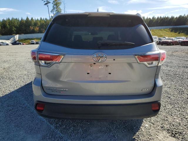 5TDKKRFH0GS147611 - 2016 TOYOTA HIGHLANDER XLE SILVER photo 6