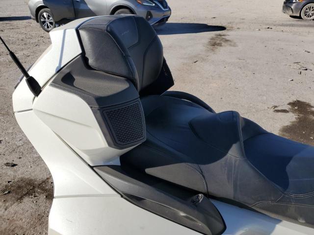 2BXNBDD26KV003584 - 2019 CAN-AM SPYDER ROA RT WHITE photo 6