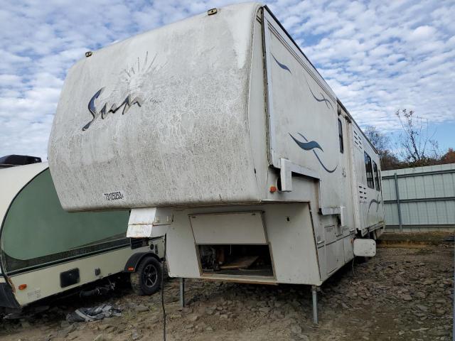 1AU3070234A012600 - 2004 CAMP 5TH WHEEL TWO TONE photo 2