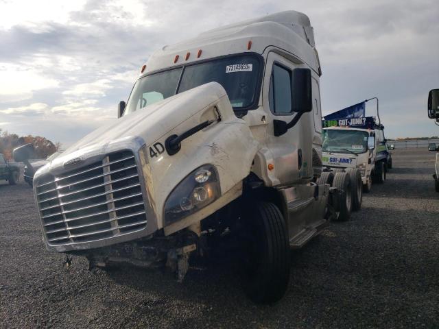 3AKJGHDV5FSGF8324 - 2015 FREIGHTLINER CASCADIA 1 WHITE photo 2