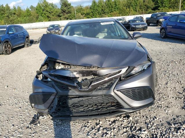 4T1T11AK7MU543775 - 2021 TOYOTA CAMRY SE GRAY photo 5