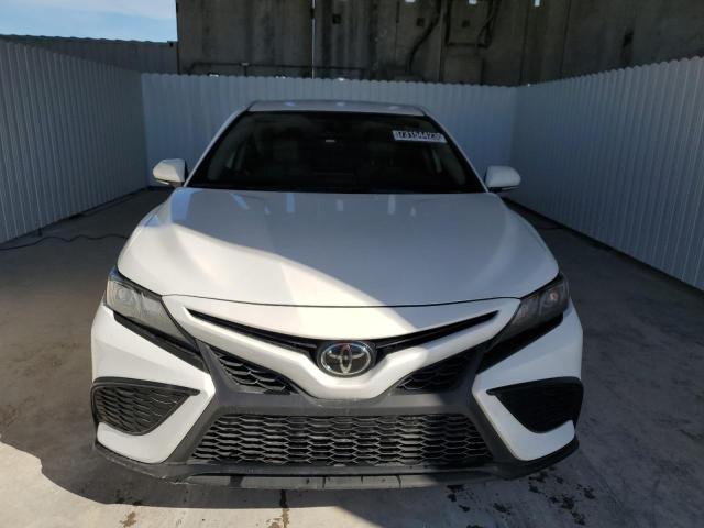 4T1G11AK5PU732818 - 2023 TOYOTA CAMRY SE NIGHT SHADE WHITE photo 5