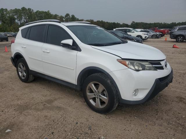 2T3WFREV7FW136616 - 2015 TOYOTA RAV4 XLE WHITE photo 4