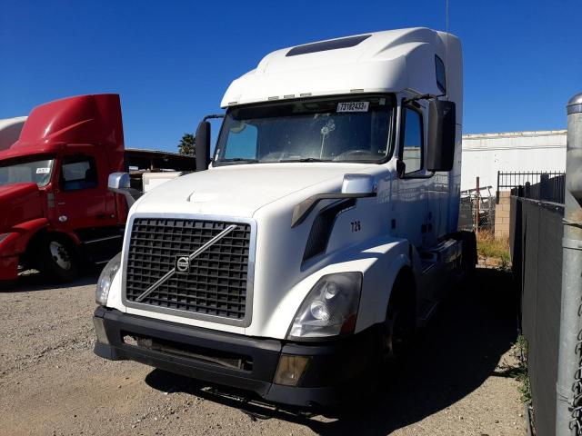 4V4NC9EH9GN960726 - 2016 VOLVO VN VNL WHITE photo 2