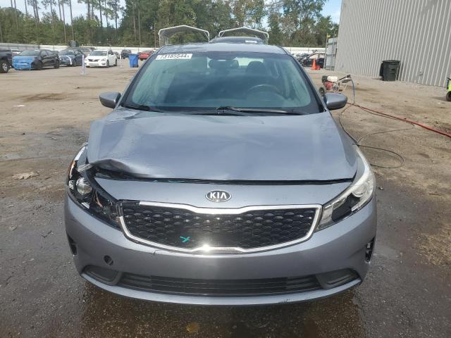 3KPFL4A75HE061657 - 2017 KIA FORTE LX GRAY photo 5