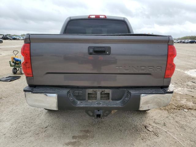 5TFEY5F17JX240215 - 2018 TOYOTA TUNDRA CREWMAX SR5 GRAY photo 6