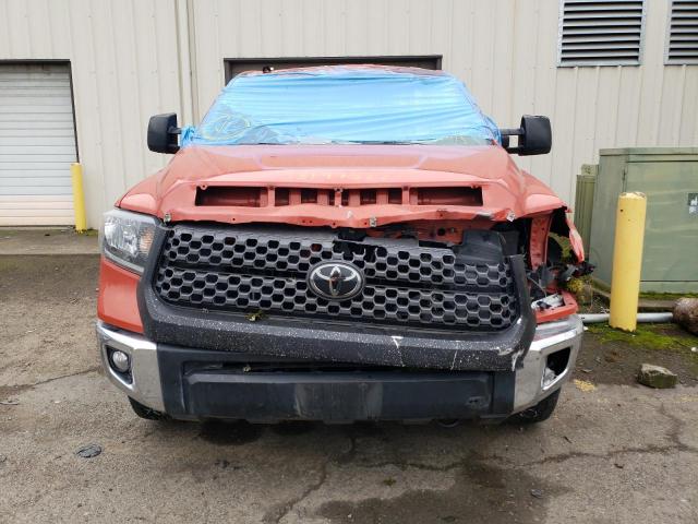 5TFUY5F12JX746532 - 2018 TOYOTA TUNDRA DOUBLE CAB SR/SR5 ORANGE photo 5