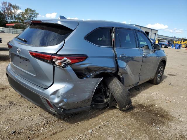 5TDGZRAH4NS135404 - 2022 TOYOTA HIGHLANDER XLE SILVER photo 3