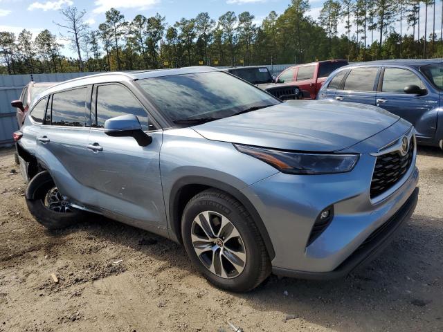 5TDGZRAH4NS135404 - 2022 TOYOTA HIGHLANDER XLE SILVER photo 4