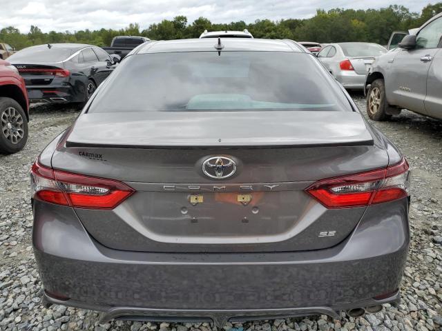 4T1G11AK3MU539045 - 2021 TOYOTA CAMRY SE GRAY photo 6