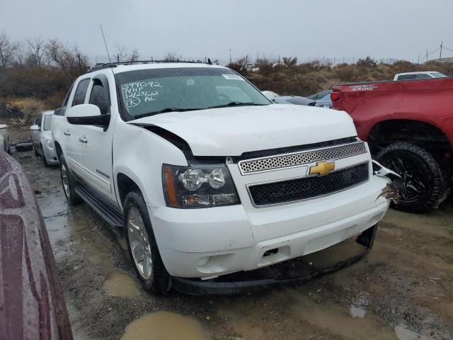 3GNTKEE79CG243288 - 2012 CHEVROLET AVALANCHE LS WHITE photo 4