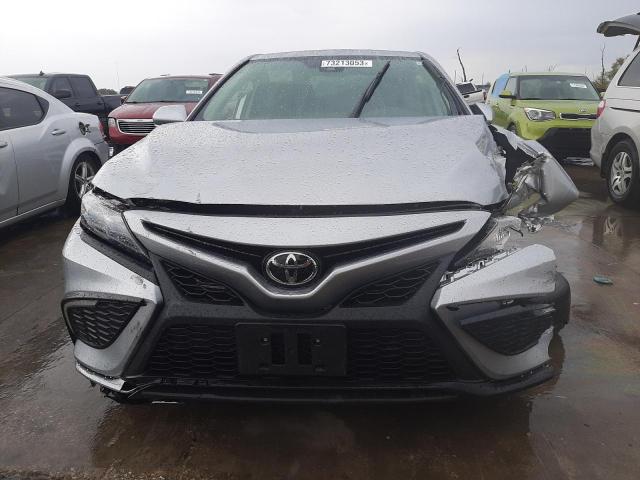 4T1G11AK0PU803066 - 2023 TOYOTA CAMRY SE NIGHT SHADE SILVER photo 5