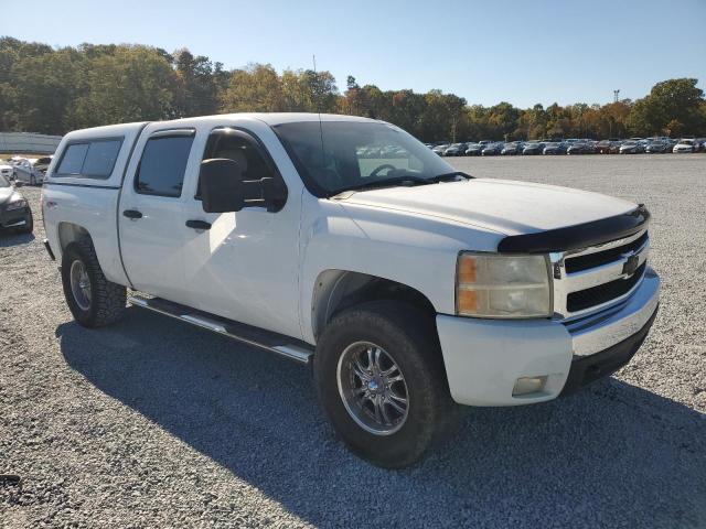 2GCEK13M571687799 - 2007 CHEVROLET SILVERADO K1500 CREW CAB WHITE photo 4