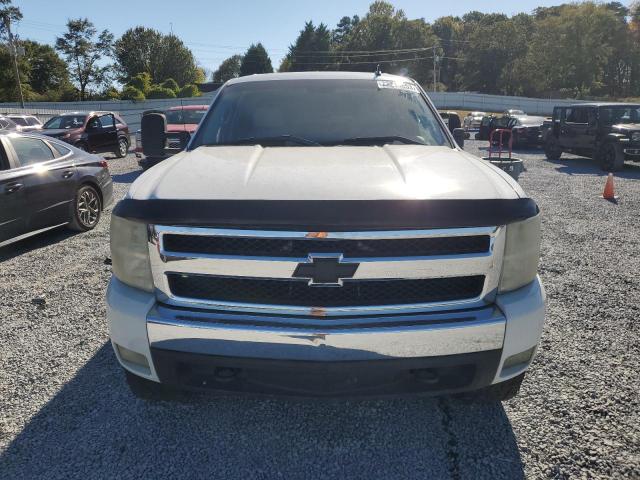 2GCEK13M571687799 - 2007 CHEVROLET SILVERADO K1500 CREW CAB WHITE photo 5