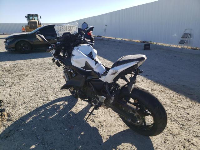 JKAEXEJ19HDA00571 - 2017 KAWASAKI EX650 J თეთრი ფოტო 3