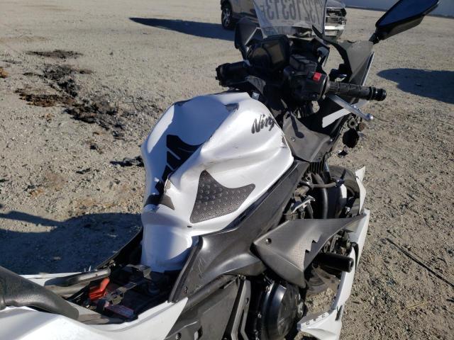 JKAEXEJ19HDA00571 - 2017 KAWASAKI EX650 J თეთრი ფოტო 5