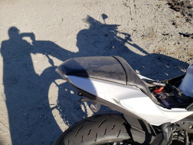 JKAEXEJ19HDA00571 - 2017 KAWASAKI EX650 J თეთრი ფოტო 6