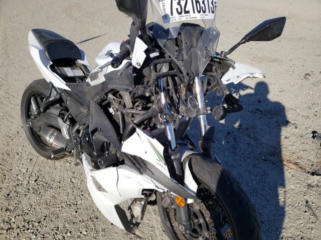 JKAEXEJ19HDA00571 - 2017 KAWASAKI EX650 J თეთრი ფოტო 9