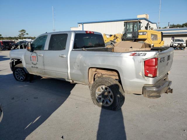 1GC1KVEY1JF147307 - 2018 CHEVROLET SILVERADO K2500 HEAVY DUTY LT SILVER photo 2