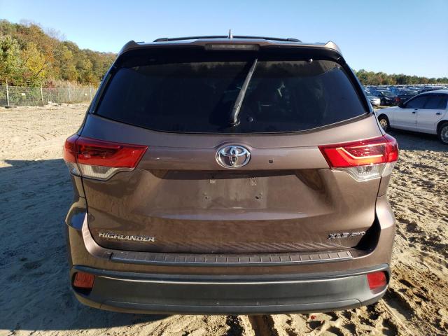 5TDJZRFH2JS852165 - 2018 TOYOTA HIGHLANDER SE BROWN photo 6