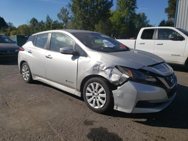 1N4AZ1CP3JC300565 - 2018 NISSAN LEAF S SILVER photo 4