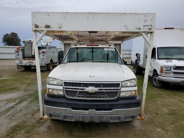 1GBJC34U45E324965 - 2005 CHEVROLET SILVERADO C3500 WHITE photo 5