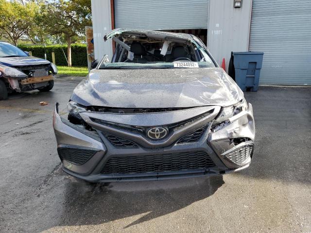 4T1G11AK4PU734978 - 2023 TOYOTA CAMRY SE NIGHT SHADE GRAY photo 5