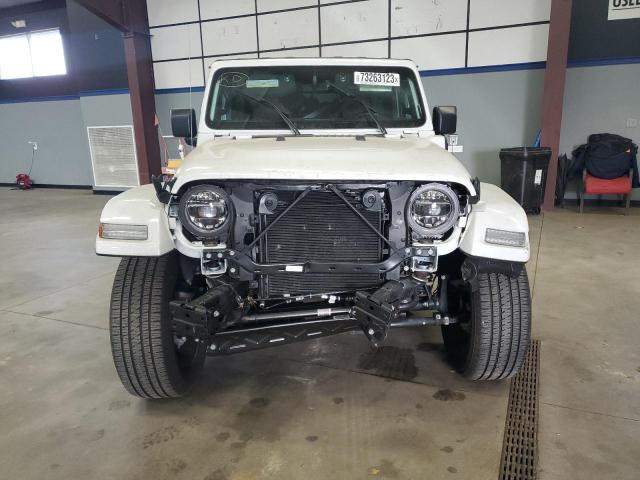 1C4JJXP66NW182859 - 2022 JEEP WRANGLER U SAHARA 4XE WHITE photo 5