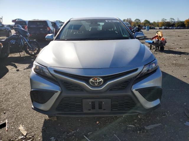 4T1G11AK4PU801725 - 2023 TOYOTA CAMRY SE NIGHT SHADE SILVER photo 5