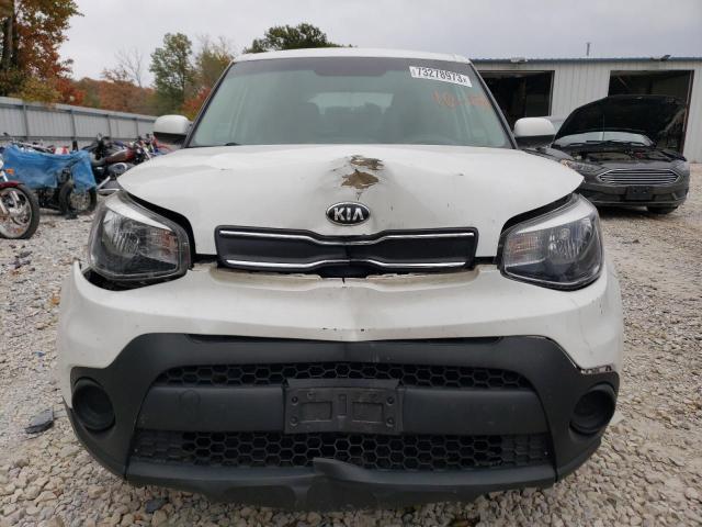 KNDJN2A24H7435494 - 2017 KIA SOUL WHITE photo 5