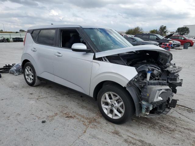 KNDJ23AU0L7014980 - 2020 KIA SOUL LX SILVER photo 4