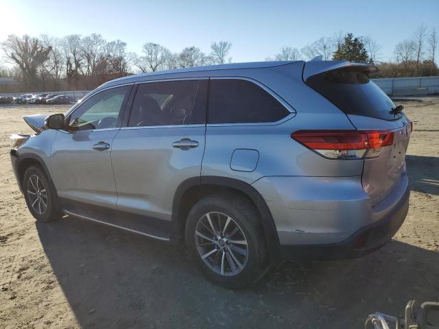 5TDJZRFH9KS589111 - 2019 TOYOTA HIGHLANDER SE SILVER photo 2