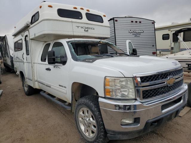 1GC5K0CG6BZ202140 - 2011 CHEVROLET SILVERADO K3500 LT WHITE photo 4