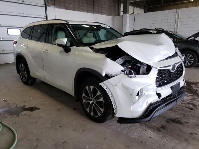5TDGZRBH1MS137284 - 2021 TOYOTA HIGHLANDER XLE WHITE photo 4
