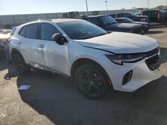 LRBFZNR48PD059642 - 2023 BUICK ENVISION ESSENCE თეთრი ფოტო 4