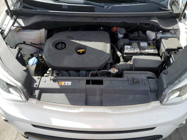 KNDJP3A56K7004558 - 2019 KIA SOUL + WHITE photo 11