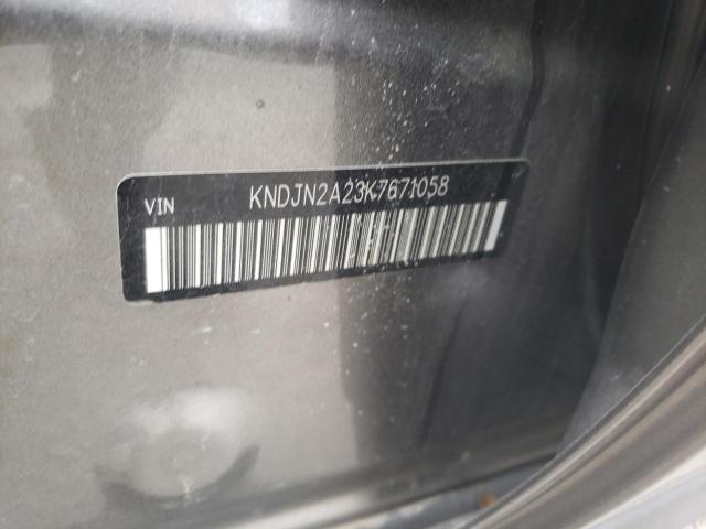 KNDJN2A23K7671058 - 2019 KIA SOUL GRAY photo 12