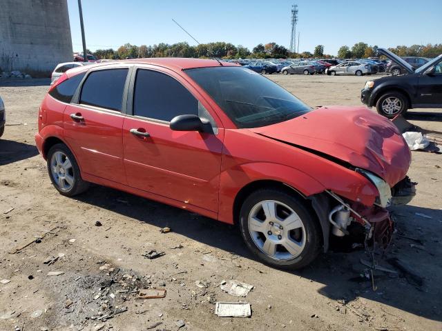 3FAFP37N75R138365 - 2005 FORD FOCUS ZX5 RED photo 4