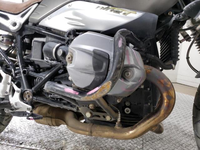 WB10J3301HZ794036 - 2017 BMW R NINE T SCRAMBLER SILVER photo 11