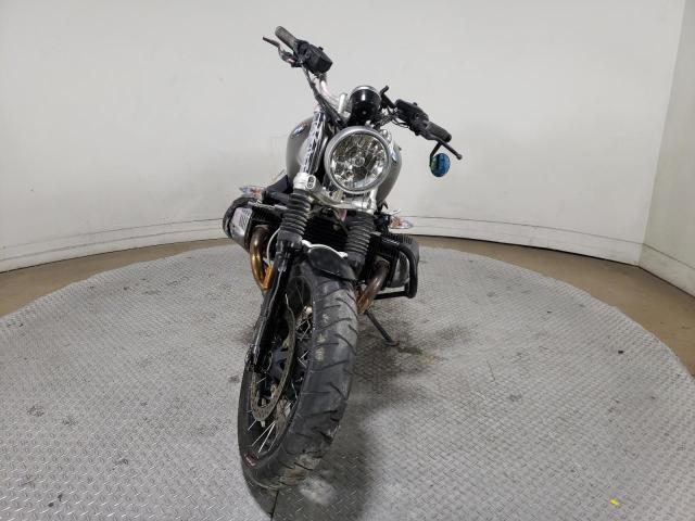 WB10J3301HZ794036 - 2017 BMW R NINE T SCRAMBLER SILVER photo 2