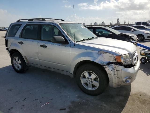 1FMCU0C71BKA52959 - 2011 FORD ESCAPE XLS SILVER photo 4