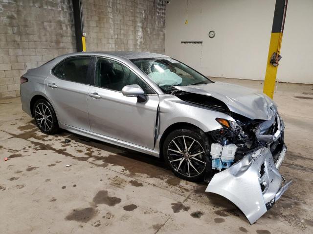 4T1G11AK1RU889216 - 2024 TOYOTA CAMRY SE NIGHT SHADE SILVER photo 4