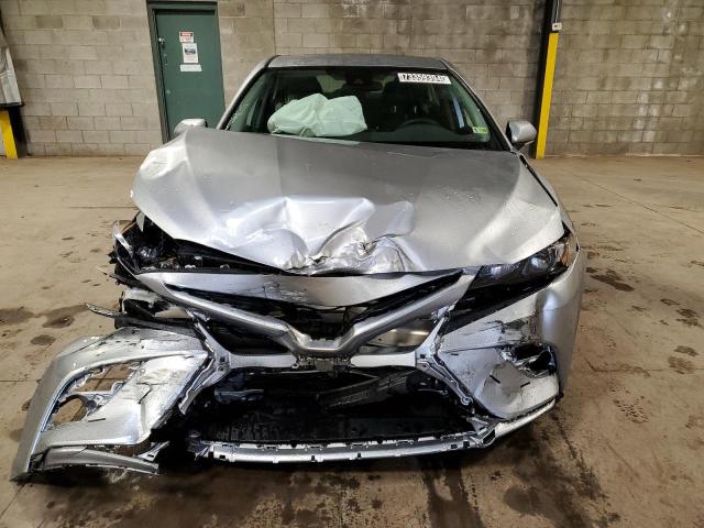 4T1G11AK1RU889216 - 2024 TOYOTA CAMRY SE NIGHT SHADE SILVER photo 5